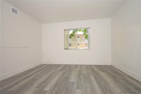 Condo in Pompano Beach, Florida, 1 bedroom  № 1941279 - photo 9