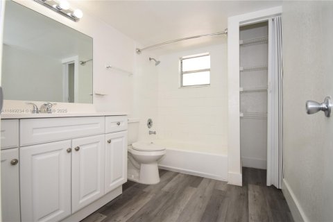 Condo in Pompano Beach, Florida, 1 bedroom  № 1941279 - photo 13