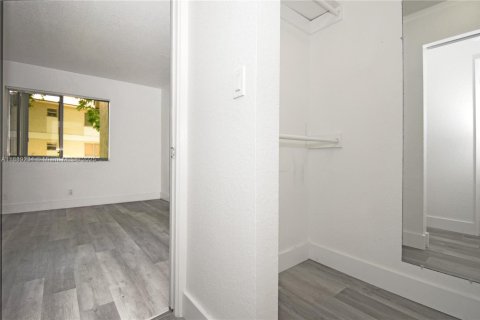 Condo in Pompano Beach, Florida, 1 bedroom  № 1941279 - photo 11