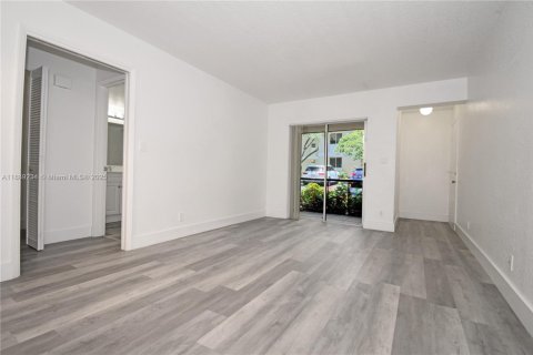 Condo in Pompano Beach, Florida, 1 bedroom  № 1941279 - photo 6