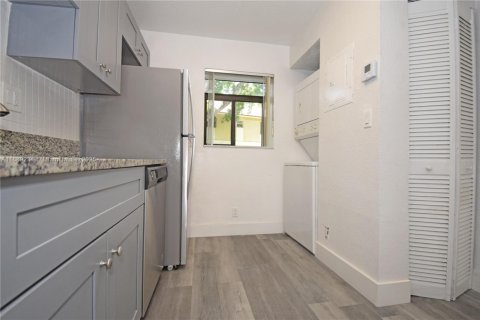 Condo in Pompano Beach, Florida, 1 bedroom  № 1941279 - photo 4