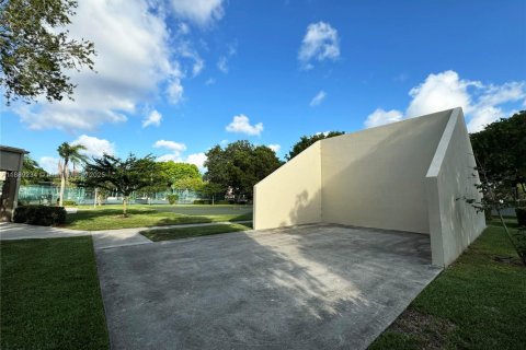 Condo in Pompano Beach, Florida, 1 bedroom  № 1941279 - photo 25