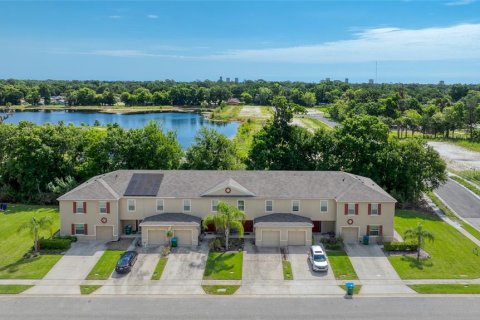 House in Daytona Beach, Florida 3 bedrooms, 68.75 sq.m. № 2109856