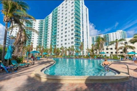 Condo in Hollywood, Florida, 1 bedroom  № 1933937 - photo 1