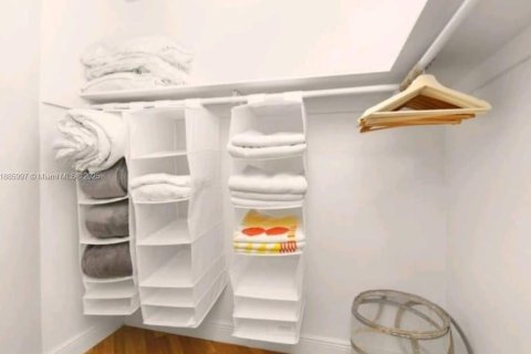 Condo in Hollywood, Florida, 1 bedroom  № 1933937 - photo 18