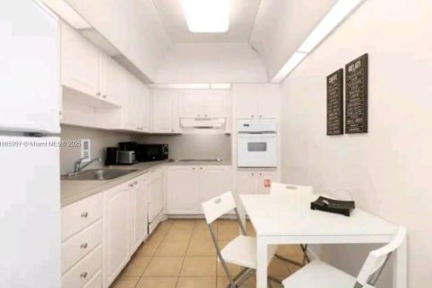 Condo in Hollywood, Florida, 1 bedroom  № 1933937 - photo 10