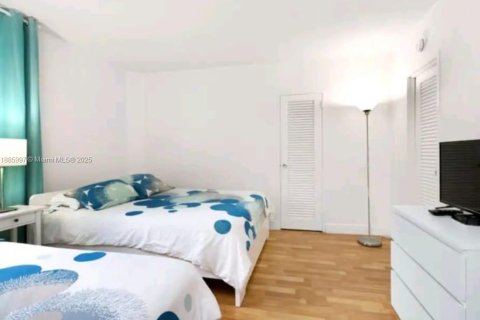 Condo in Hollywood, Florida, 1 bedroom  № 1933937 - photo 15