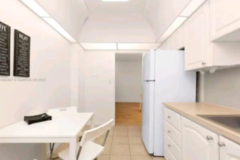 Condo in Hollywood, Florida, 1 bedroom  № 1933937 - photo 11