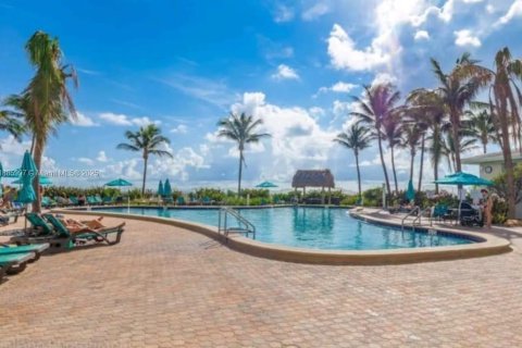 Condo in Hollywood, Florida, 1 bedroom  № 1933937 - photo 2