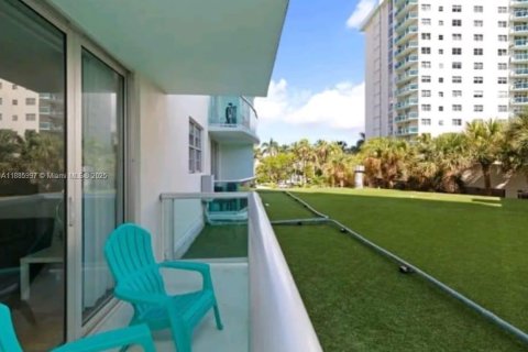 Condo in Hollywood, Florida, 1 bedroom  № 1933937 - photo 19