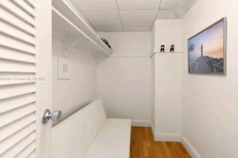 Condo in Hollywood, Florida, 1 bedroom  № 1933937 - photo 17