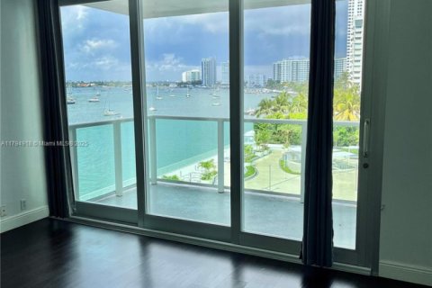 Copropriété à louer à Miami Beach, Floride: 1 chambre, 79.15 m2 № 1725983 - photo 2