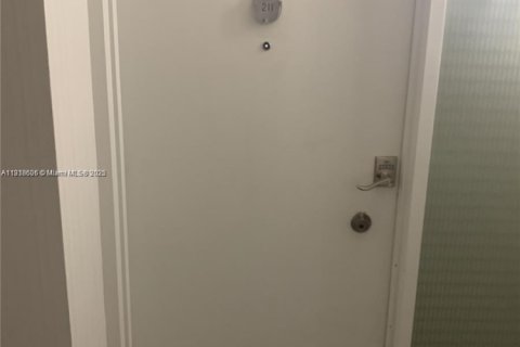 Condo in Miami Beach, Florida, 1 bedroom № 1973268 - photo 18