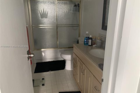 Condo in Miami Beach, Florida, 1 bedroom № 1973268 - photo 27