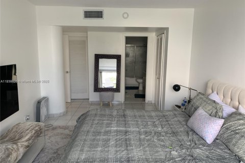 Condo in Miami Beach, Florida, 1 bedroom № 1973268 - photo 26