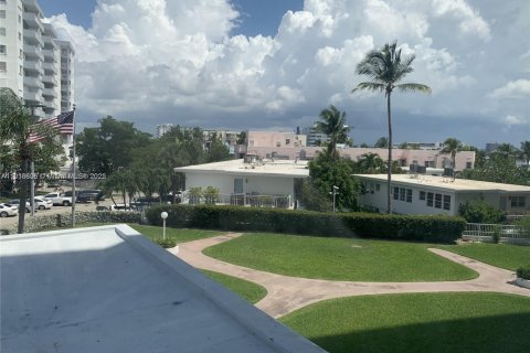 Condo in Miami Beach, Florida, 1 bedroom № 1973268 - photo 25