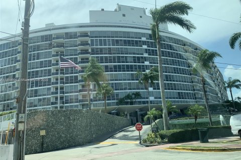 Condo in Miami Beach, Florida, 1 bedroom № 1973268 - photo 6