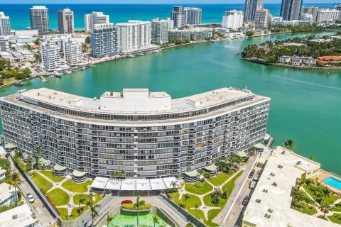 Condo in Miami Beach, Florida, 1 bedroom № 1973268 - photo 4
