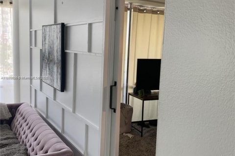 Condo in Miami Beach, Florida, 1 bedroom № 1973268 - photo 30