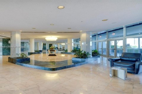 Condo in Miami Beach, Florida, 1 bedroom № 1973268 - photo 10
