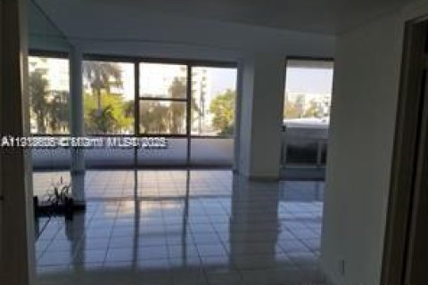 Condo in Miami Beach, Florida, 1 bedroom № 1973268 - photo 23
