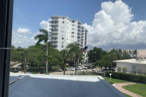 Condo in Miami Beach, Florida, 1 bedroom № 1973268 - photo 24