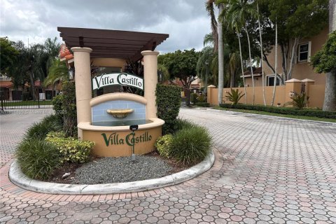 Touwnhouse à vendre à Miami, Floride: 3 chambres, 146.69 m2 № 1890100 - photo 1