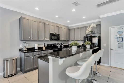 House in Davenport, Florida 6 bedrooms, 292.55 sq.m. № 2220784 - photo 2