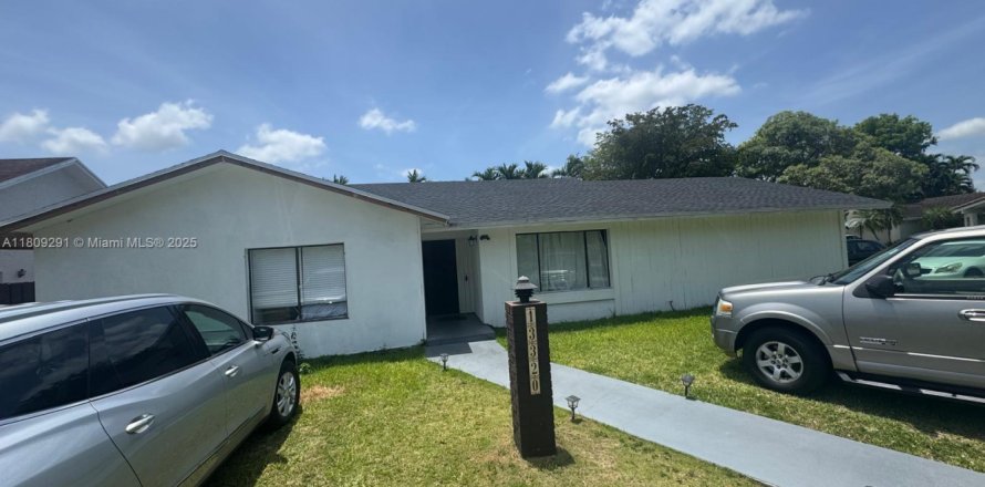 House in Miami, Florida 4 bedrooms, 136.38 sq.m. № 1749863