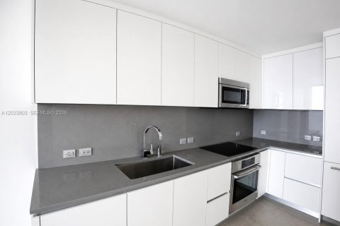 Condo in Miami, Florida, 1 bedroom  № 2186323 - photo 13