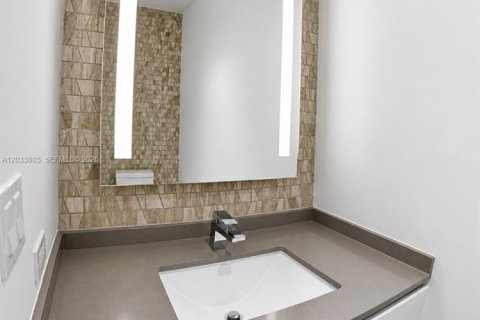 Condo in Miami, Florida, 1 bedroom  № 2186323 - photo 17
