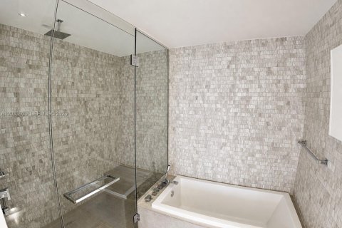 Condo in Miami, Florida, 1 bedroom  № 2186323 - photo 25