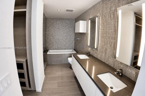 Condo in Miami, Florida, 1 bedroom  № 2186323 - photo 21