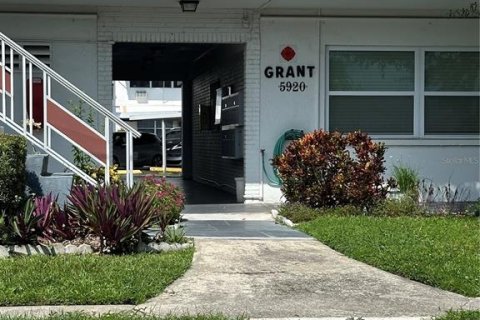 Condominio en alquiler en Saint Petersburg, Florida, 1 dormitorio, 54.35 m2 № 1917075 - foto 1