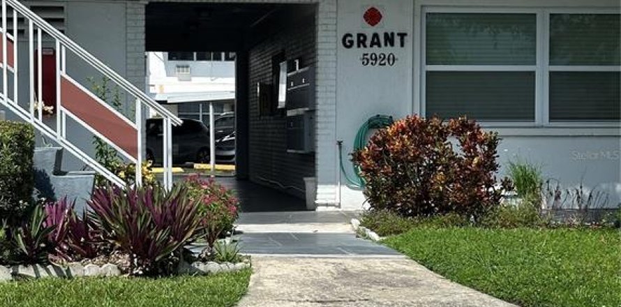 Condominio en Saint Petersburg, Florida, 1 dormitorio  № 1917075