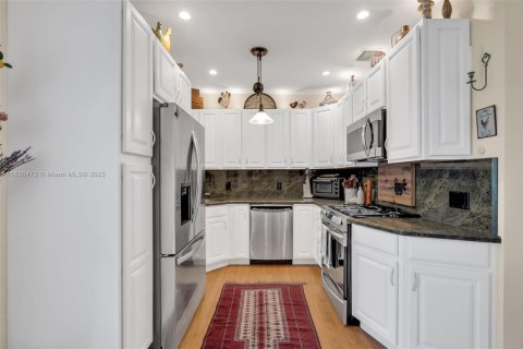 House in Fort Lauderdale, Florida 3 bedrooms, 118.54 sq.m. № 1830118 - photo 9