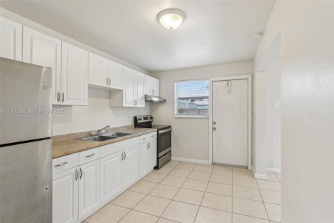 House in Oakland Park, Florida 2 bedrooms № 2008295 - photo 10