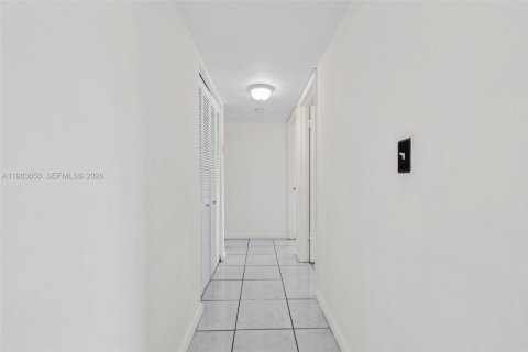 Condo in Miami, Florida, 2 bedrooms  № 2045524 - photo 23
