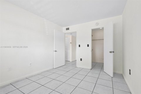 Condo in Miami, Florida, 2 bedrooms  № 2045524 - photo 16