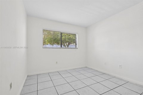 Condo in Miami, Florida, 2 bedrooms  № 2045524 - photo 15