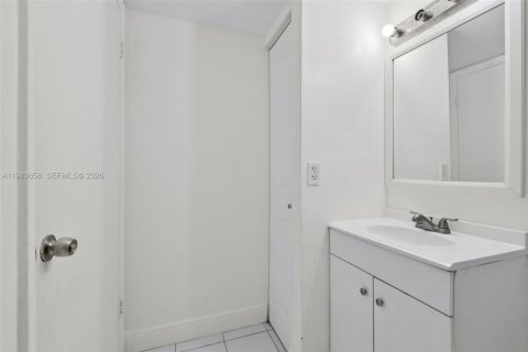 Condo in Miami, Florida, 2 bedrooms  № 2045524 - photo 20