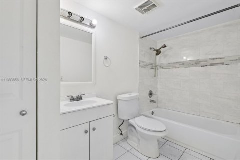 Condo in Miami, Florida, 2 bedrooms  № 2045524 - photo 18