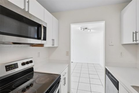 Condo in Miami, Florida, 2 bedrooms  № 2045524 - photo 10