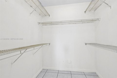 Condo in Miami, Florida, 2 bedrooms  № 2045524 - photo 17