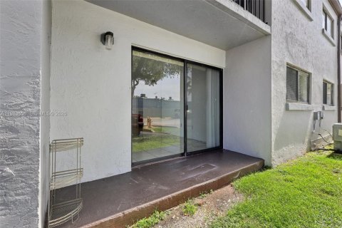 Condo in Miami, Florida, 2 bedrooms  № 2045524 - photo 24