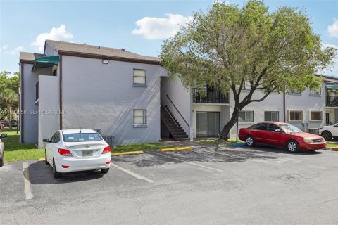 Condo in Miami, Florida, 2 bedrooms  № 2045524 - photo 2