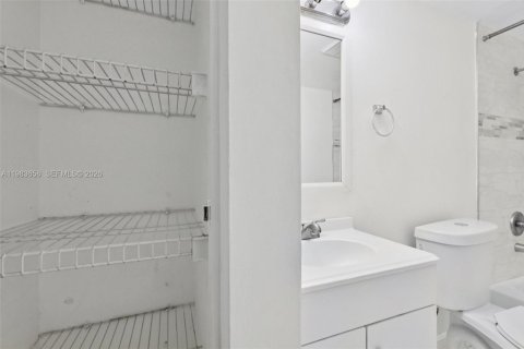 Condo in Miami, Florida, 2 bedrooms  № 2045524 - photo 21