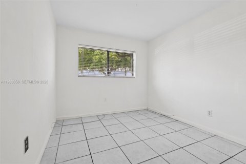 Condo in Miami, Florida, 2 bedrooms  № 2045524 - photo 11