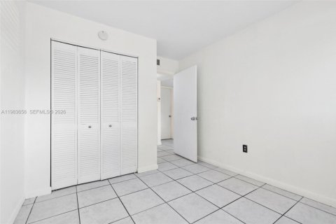 Condo in Miami, Florida, 2 bedrooms  № 2045524 - photo 13