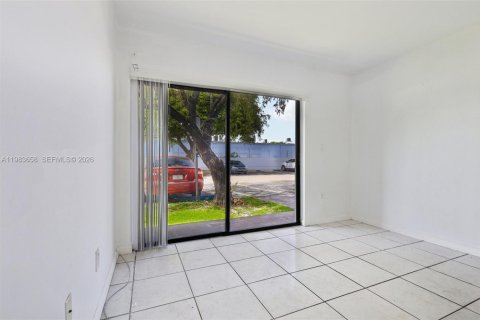 Condo in Miami, Florida, 2 bedrooms  № 2045524 - photo 7